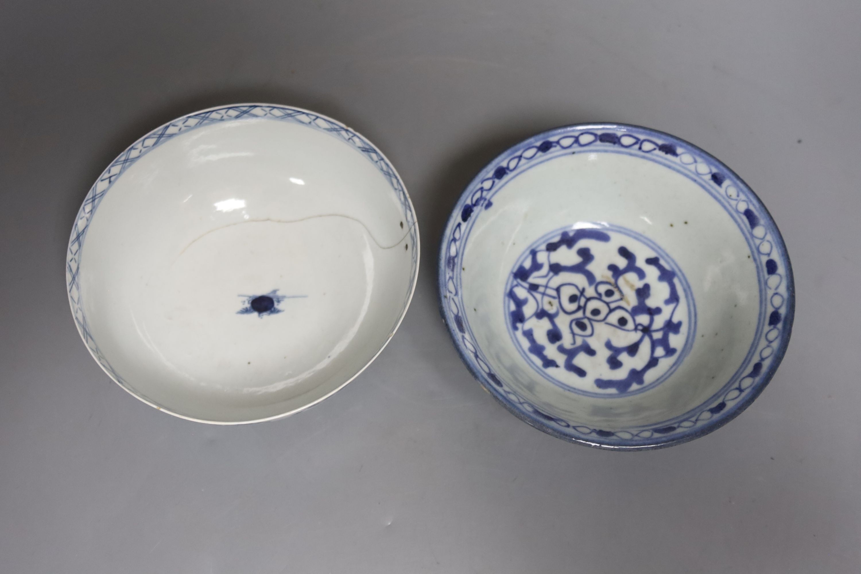 Two 18th/19th century Chinese Export porcelain bowls, largest 28cm and three plates and a Worcester bowl